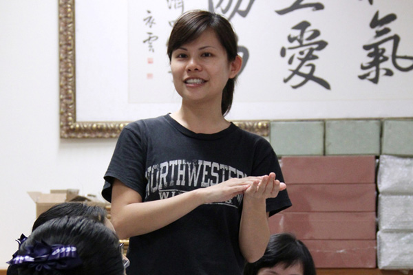 合心和气手语队联谊 年轻妈妈重振道心