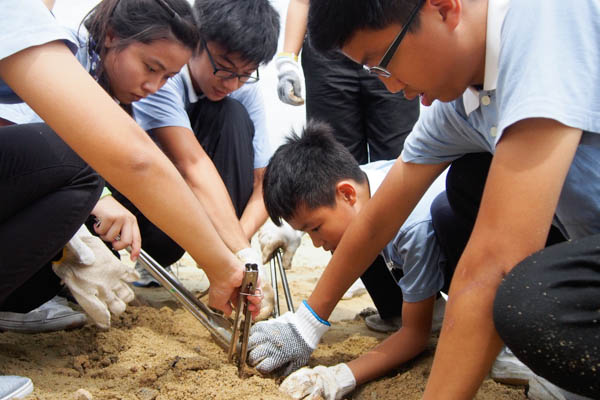 Tzu Chi Teenagers’ Class Cleans Up the Coast