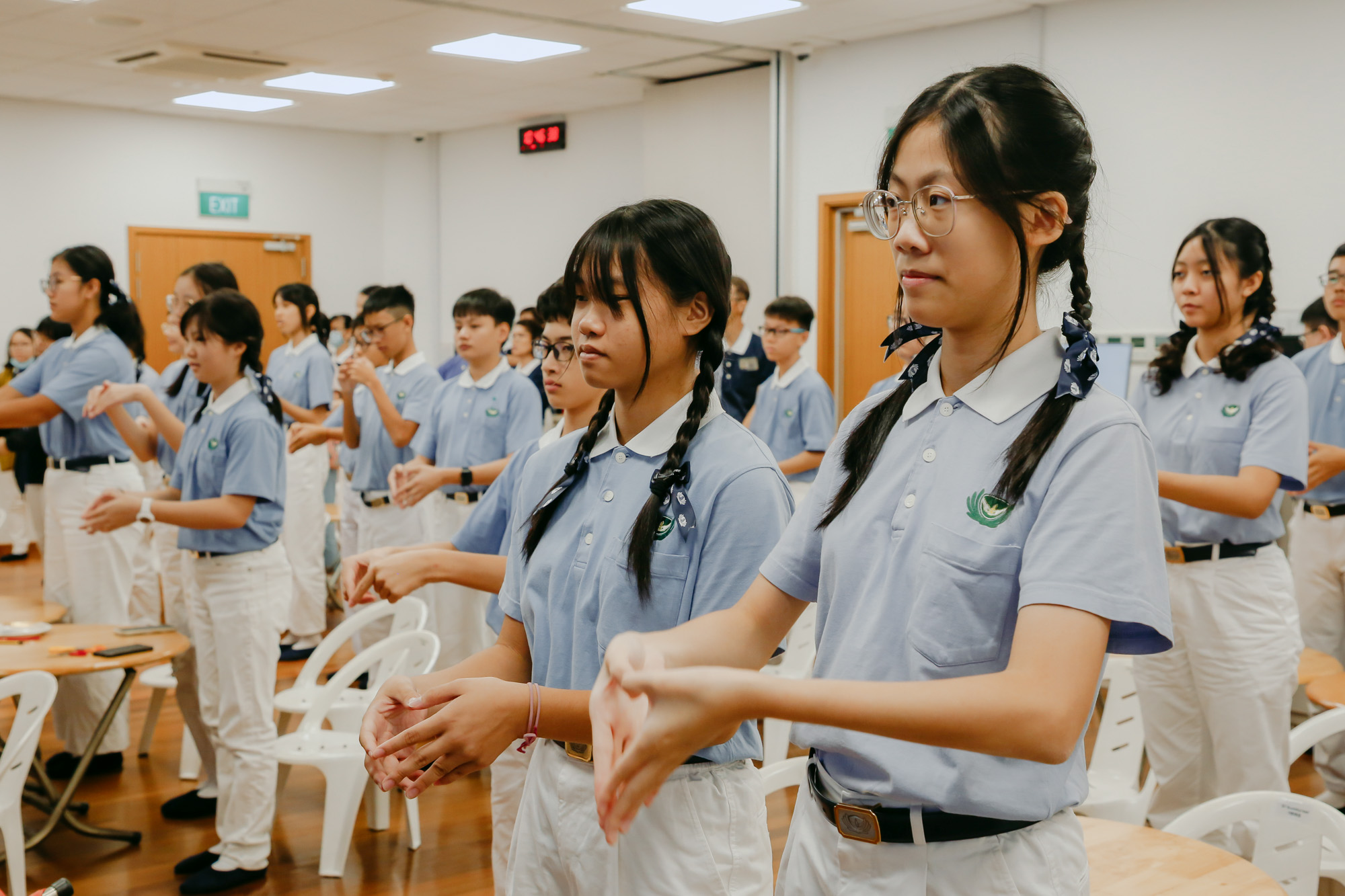 慈少们一起学习手语，这是浴足后要送给父母的小小惊喜。摄/冯桂琼